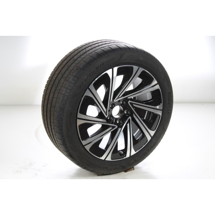 Pack de roues complètes  d'été en alliage 18 pouces avec pneus Pirelli pour Classe E 214, Mercedes-Benz d'origine A2144013000