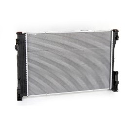 Radiateur avec raccord. refroidissement de l'huile de boîte A2045003703